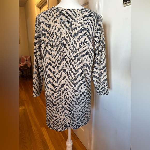 Design 365 size Large asymmetrical sweater - Picture 2 of 6